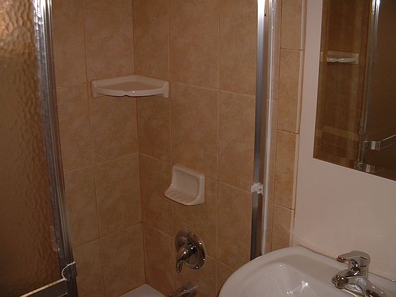 5th image of 416 1/2 W Walnut Ave #416