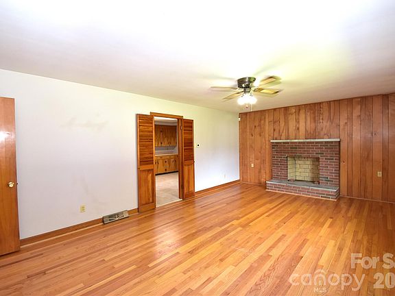3rd image of 605 S Buena Vista Dr