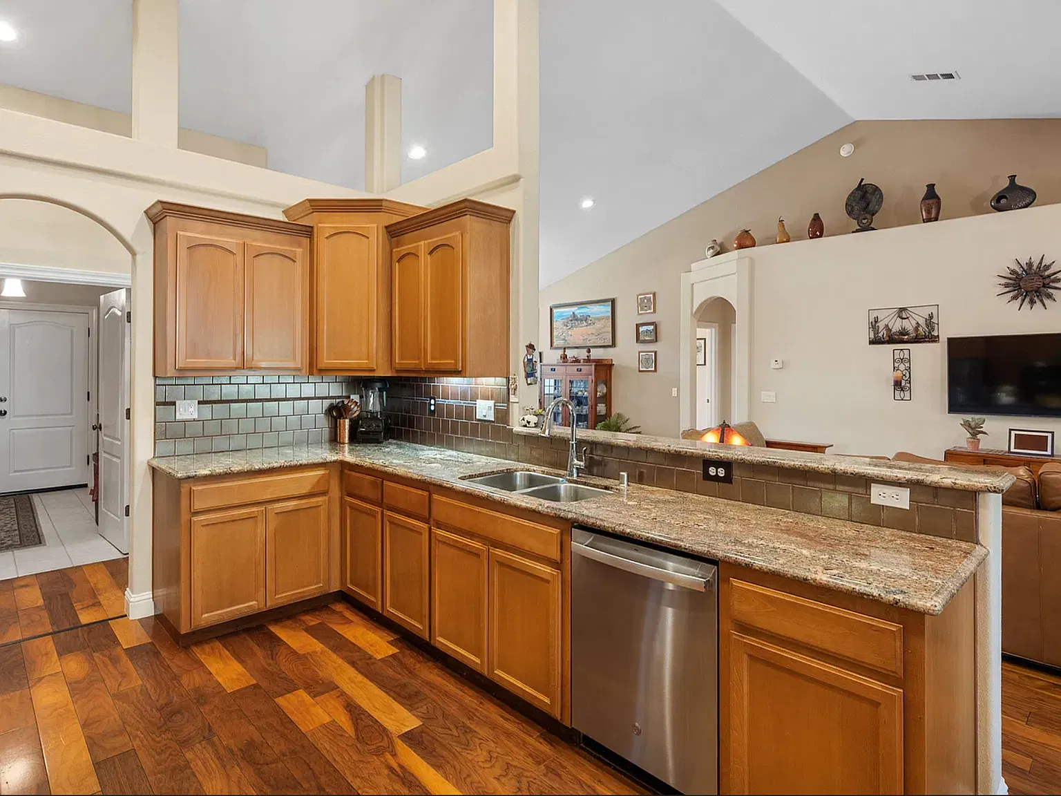 3 bed, 2191 sqft, $2,950 — Photo 3