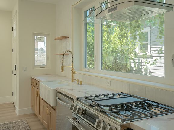 3rd image of 2222 S Budlong Ave #1/2