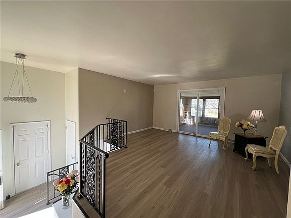 4th image of 318 E Christine Dr