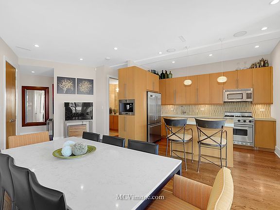 5th image of 1740 W Cornelia Ave #402