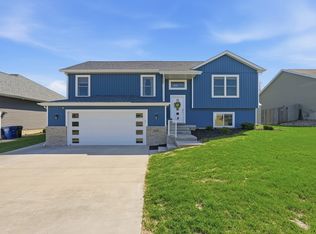 1241 W 63rd St, Davenport, IA