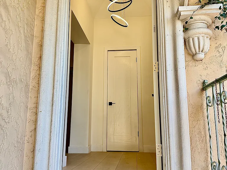 6132 Whitsett Ave — Photo 3