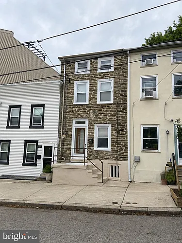 160 Carson St Photo 1