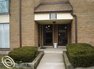 18357 University Park Dr, Livonia, MI 48152