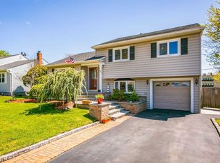 4 Radnor Ct, Hicksville, NY 11801