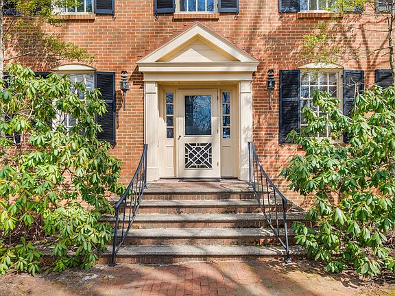 4th image of 2121 Surrey Pl