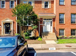 4865 Carriagepark Rd, Fairfax, VA 22032