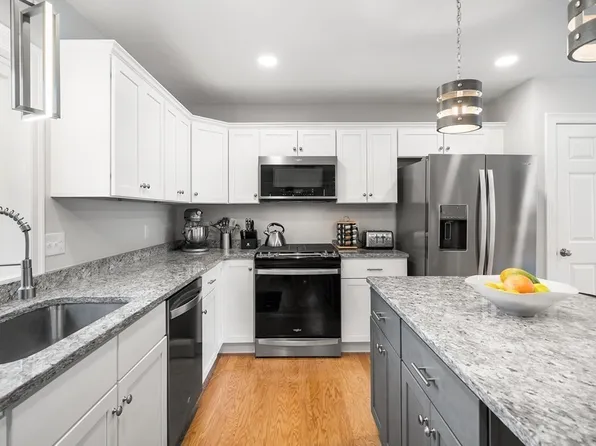 10 Elmhurst St #A, Taunton, MA 02780