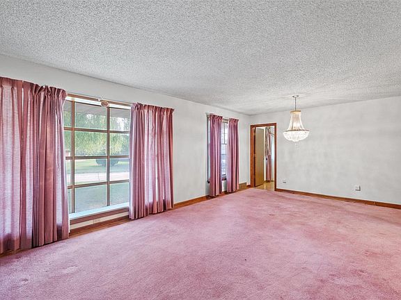 4th image of 10 Dana Dr