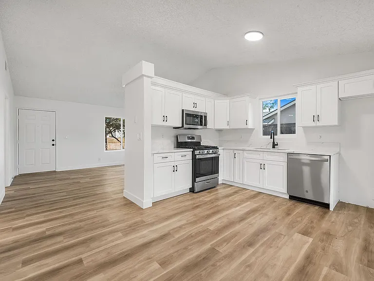 3817 Fernwood St — Photo 9
