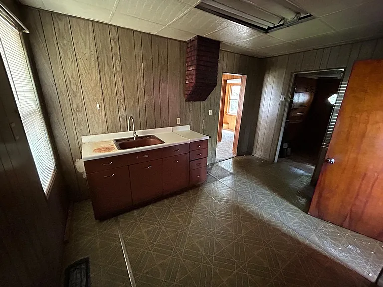 3915 Burnham Ave — Photo 2