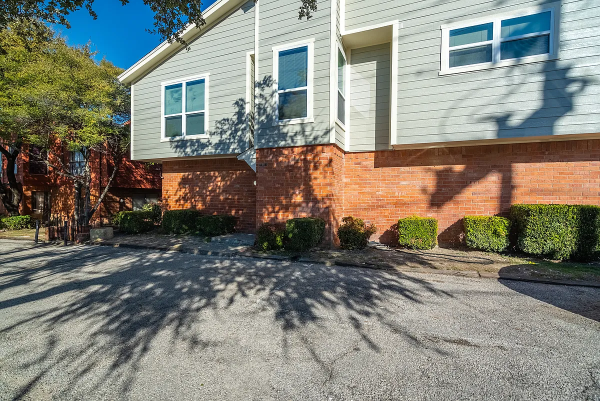 Building Photo - 6738 Eastridge Dr #101