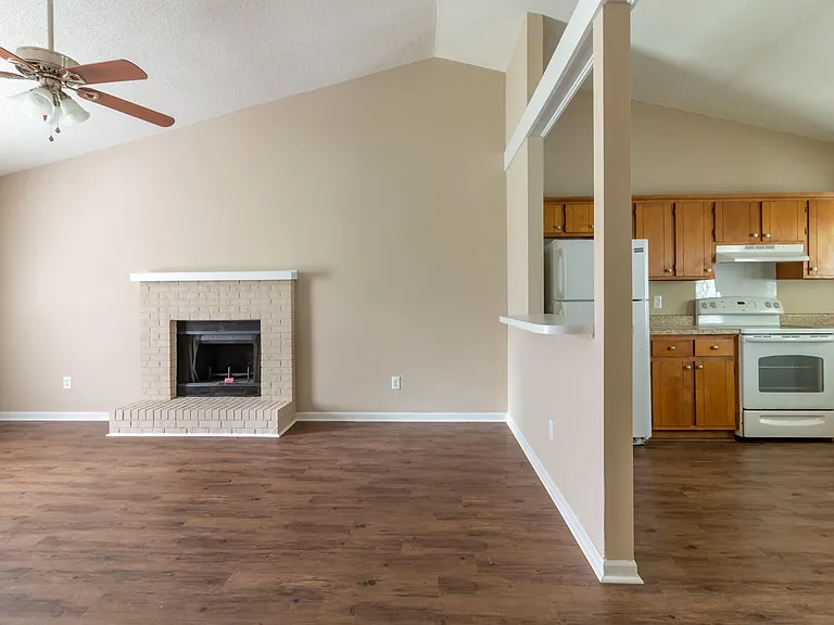 170 Corey Cir — Photo 3