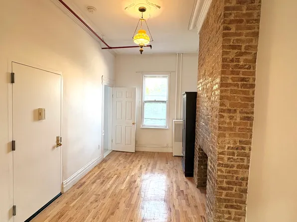 195 Calyer Street image 1 of 11