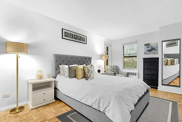 Sold by R New York | media 2