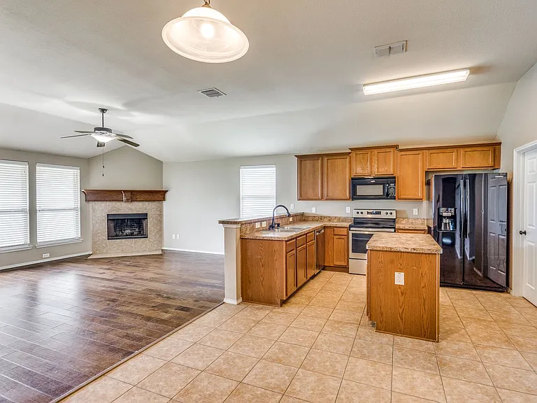 1301 Red River Dr — Photo 2