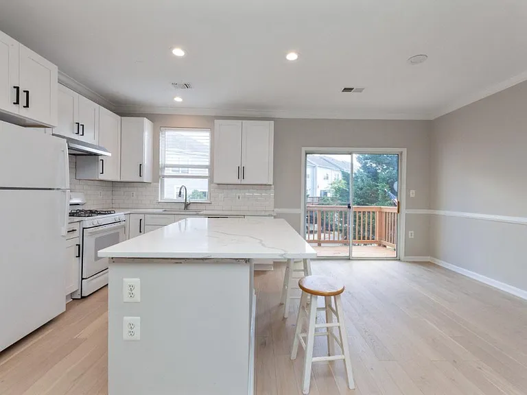 21807 Petworth Ct — Photo 17