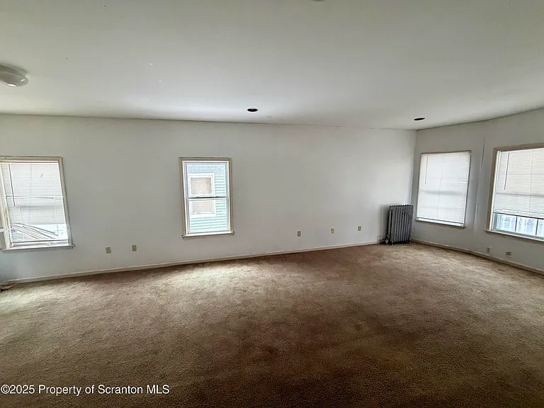 818 W Locust St — Photo 4
