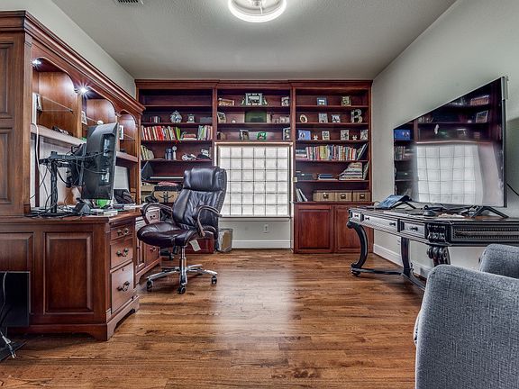2nd image of 6909 Medallion Dr