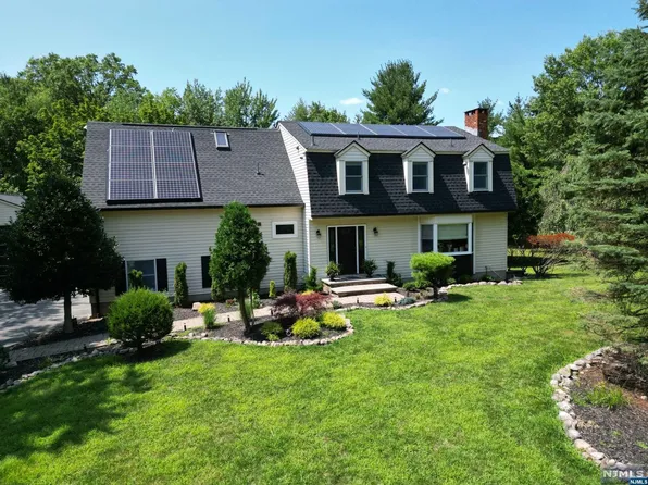 2 Cortland Trl, Mahwah, NJ 07430