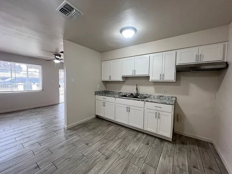 2233 E Wood St — Photo 14
