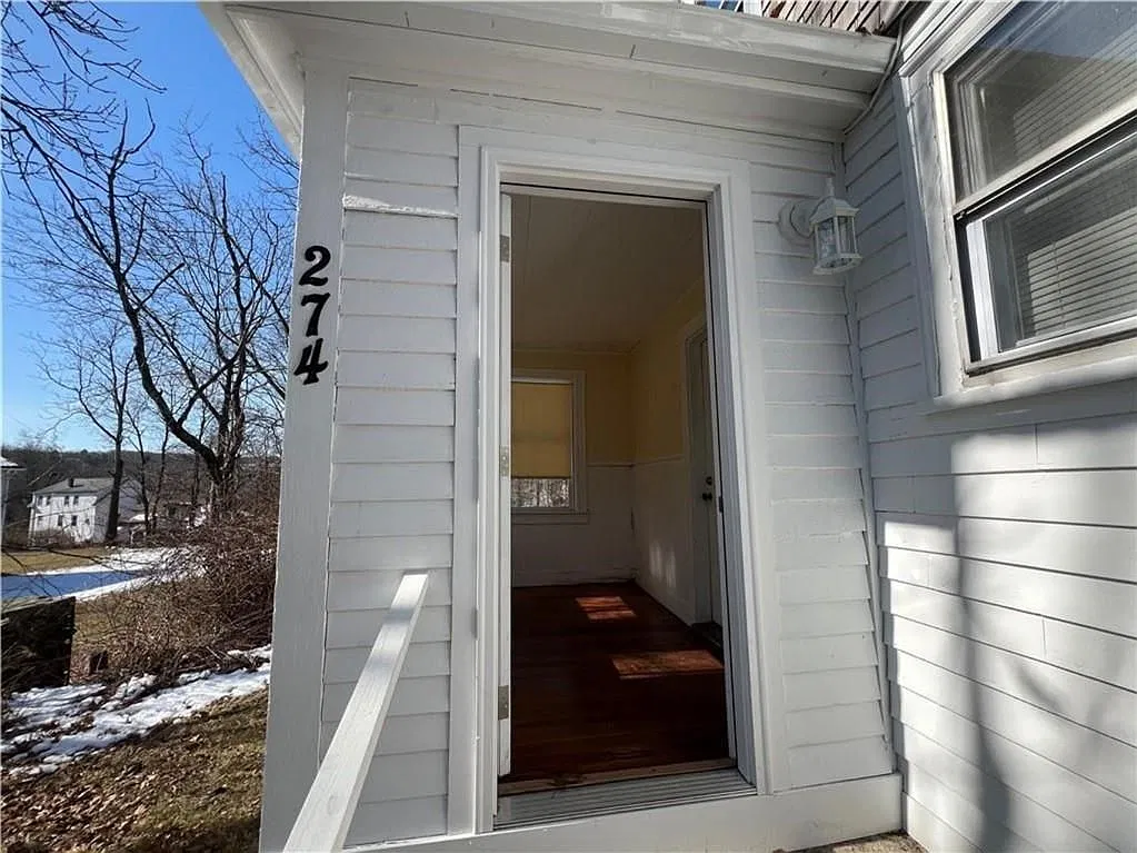 3 bed, 1.0 bath, 800 sqft, $2,000 — Photo 2