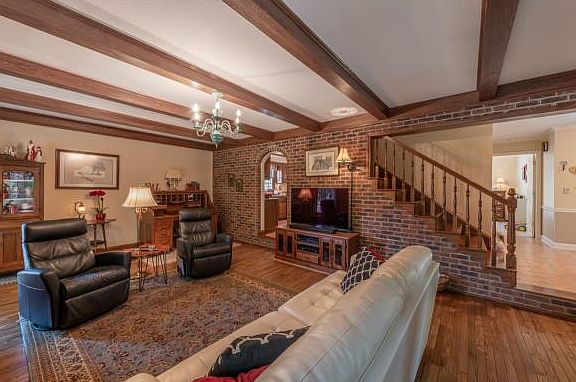 3rd image of 121 Hillview Ct