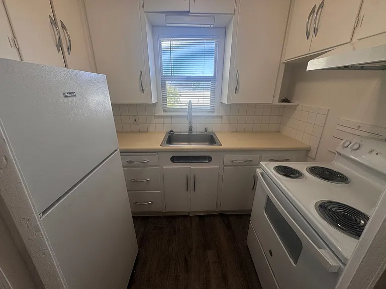 Evergreen Apartments — Photo 3