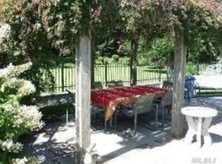 1 Beaver Dr, Locust Valley, NY 11560