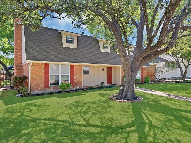 1427 Stagecoach Dr — Photo 3