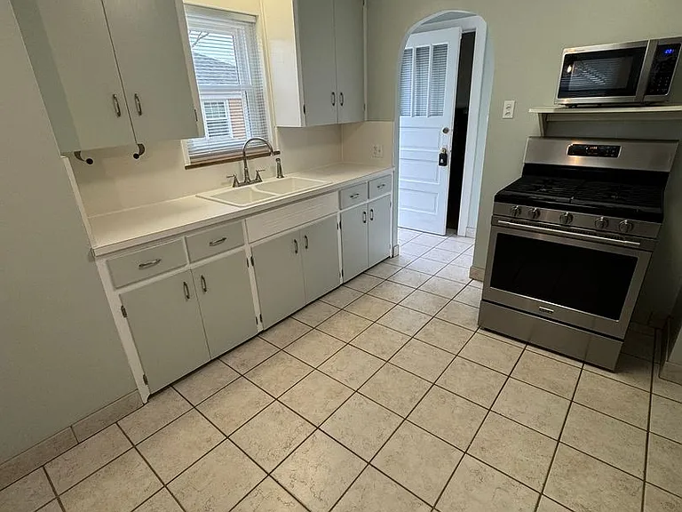 3921 W Ridge Rd — Photo 2