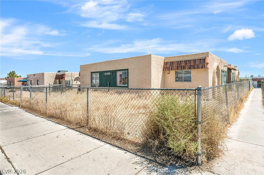 2 bed, 1.0 bath, 2980 sqft, $985 — Photo 1