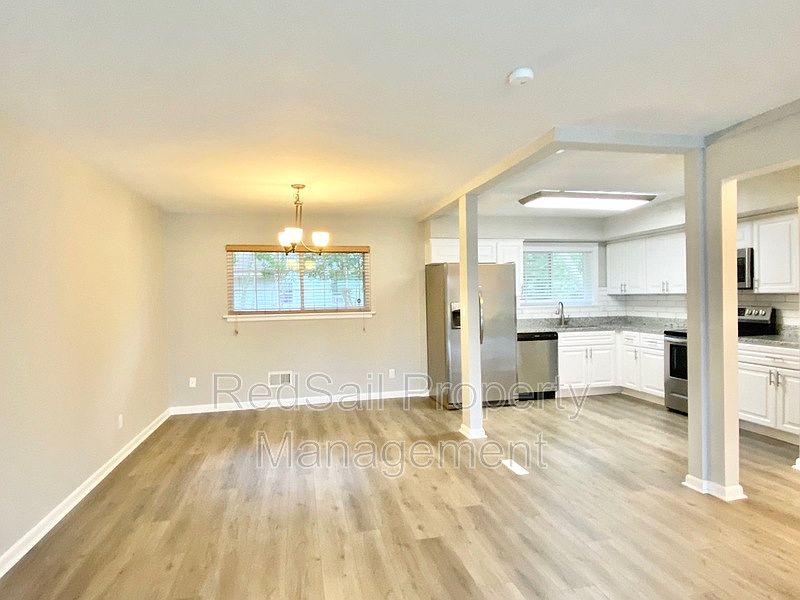 1st image of 18 Warren Dr