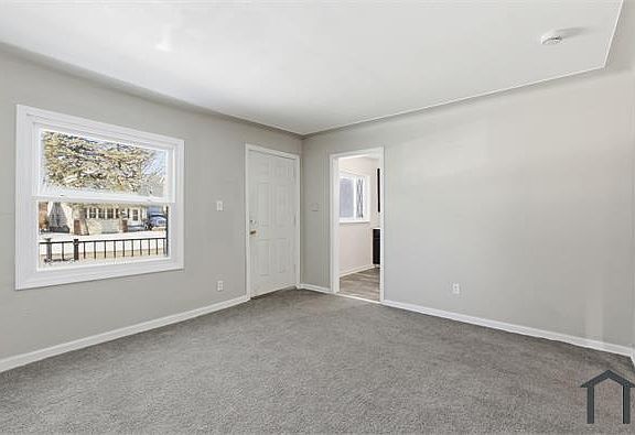 3rd image of 18042 Russell Ave