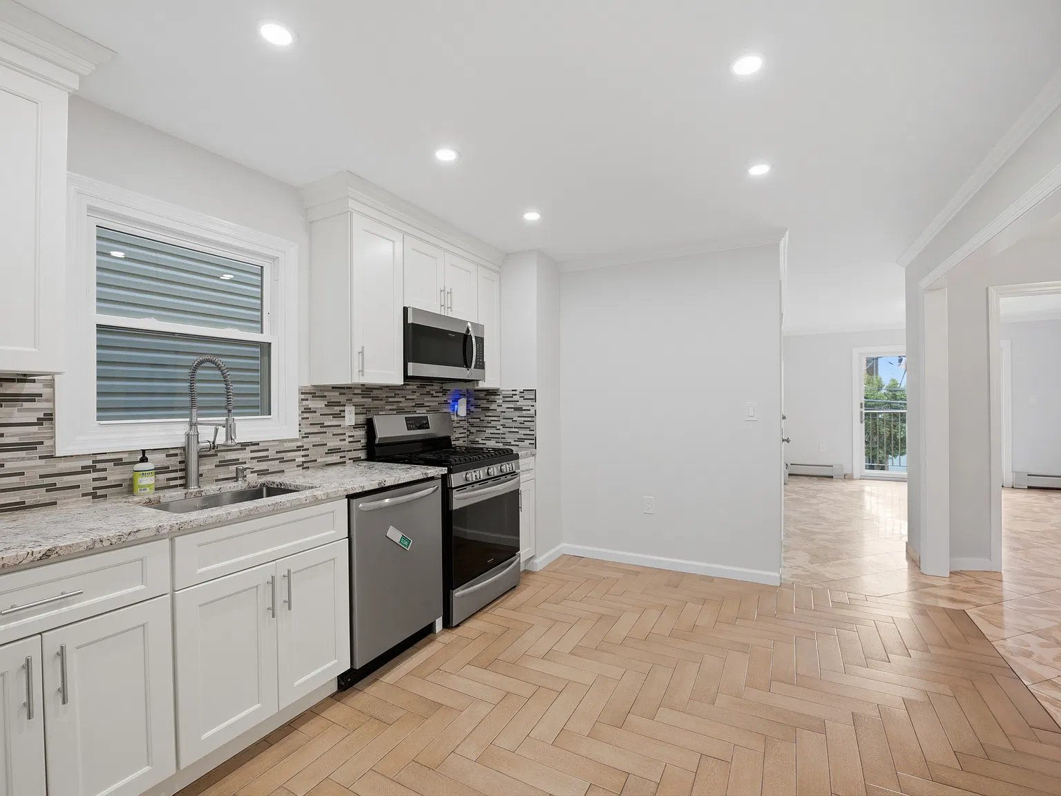 3 bed, 1050 sqft, $3,300 — Photo 3
