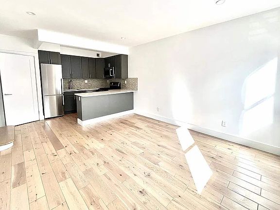4th image of 361 E 50th St APT 2C