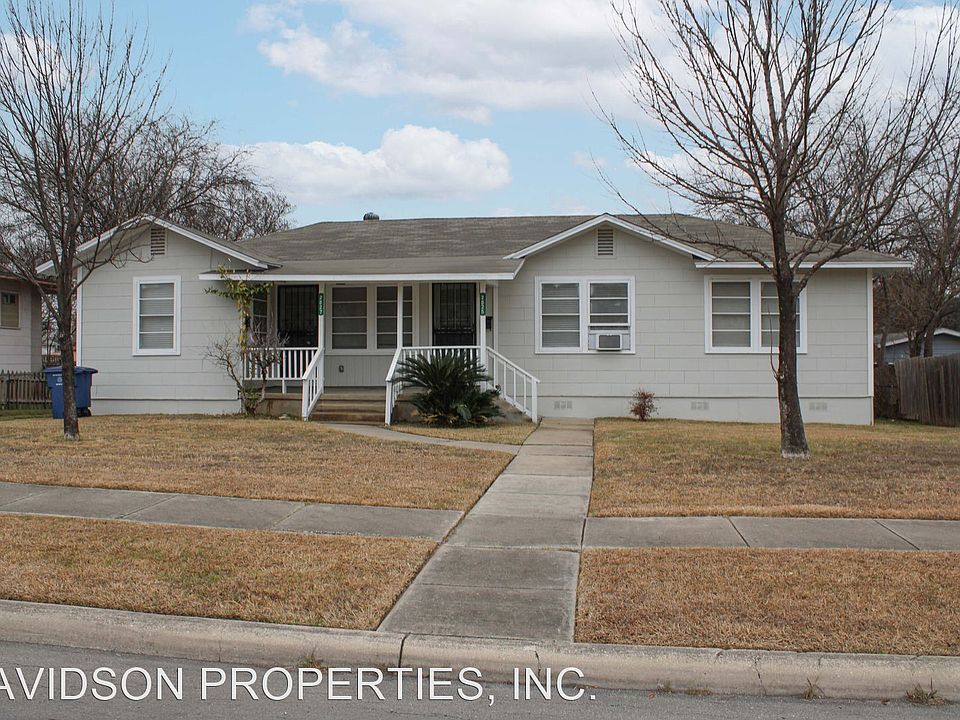 1st image of 2825 W Woodlawn Ave #10894872
