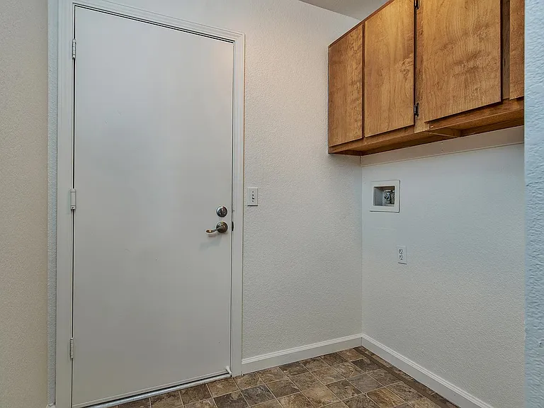 828 Bond Pl — Photo 17