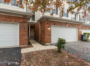 1693 Buckingham Dr, Des Plaines, IL 60018