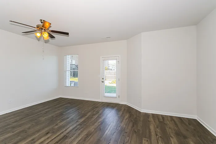 2027 River Park Cir — Photo 4
