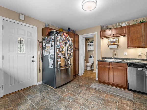 5th image of 213 Kettle Moraine DRIVE S S