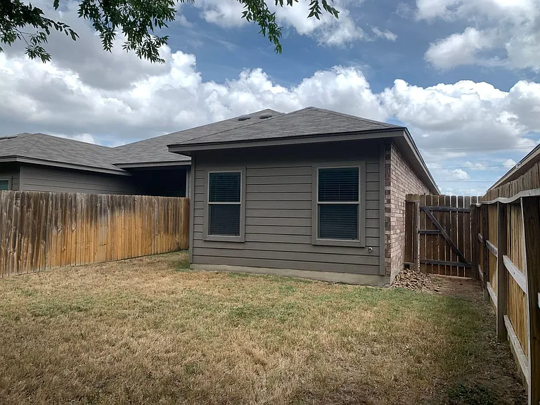 1205 Old FM 306 — Photo 20