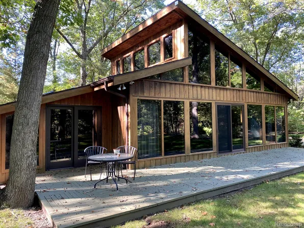 6895 Cut Dr, Port Austin, MI 48467
