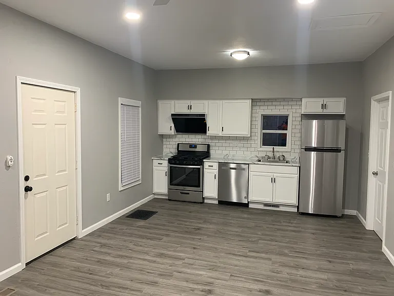 140 N Oak St — Photo 9