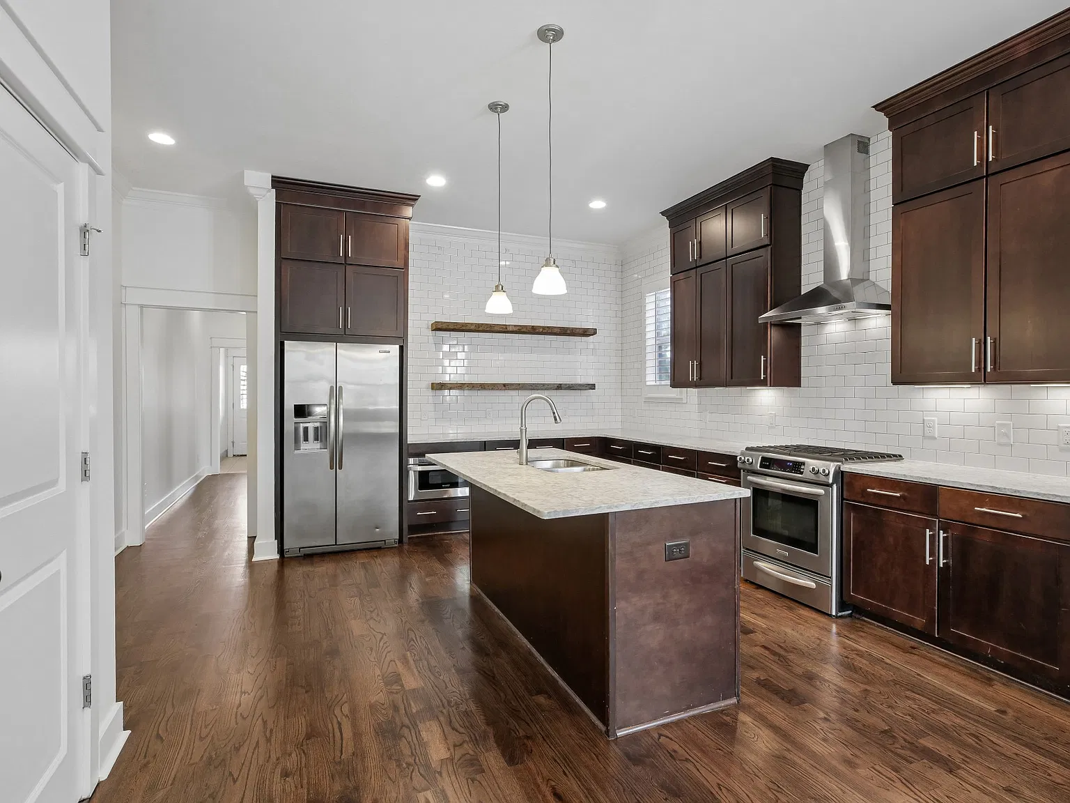 4 bed, 3.0 bath, 2492 sqft, $6,500 — Photo 4