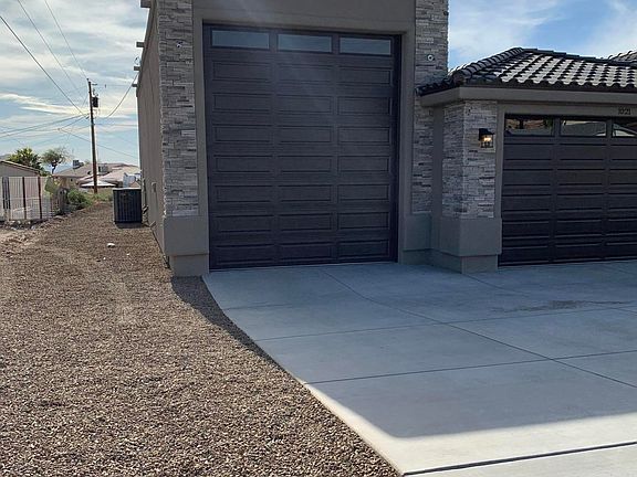 3rd image of 1021 Desert View Dr