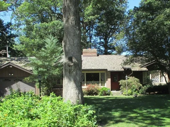 25 Pebble Beach Dr, Lincoln, IL 62656