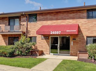 24597 Clareshire Dr APT 101, North Olmsted, OH 44070